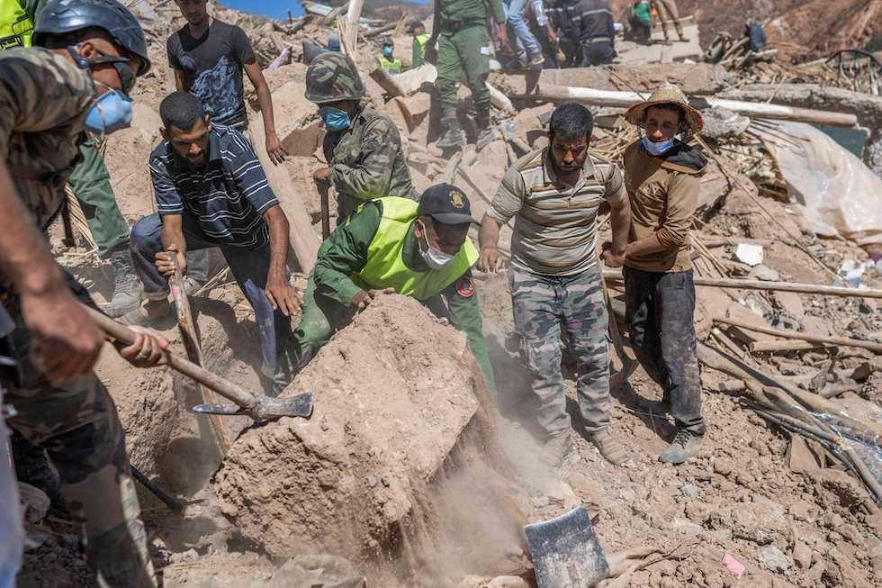منازل الطوب اللبن تُصّعب عملية البحث عن ناجين من زلزال المغرب