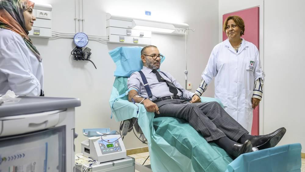 العاهل المغربي يزور مصابي الزلزال ويتبرع بالدم العاهل المغربي يزور مصابي الزلزال ويتبرع بالدم