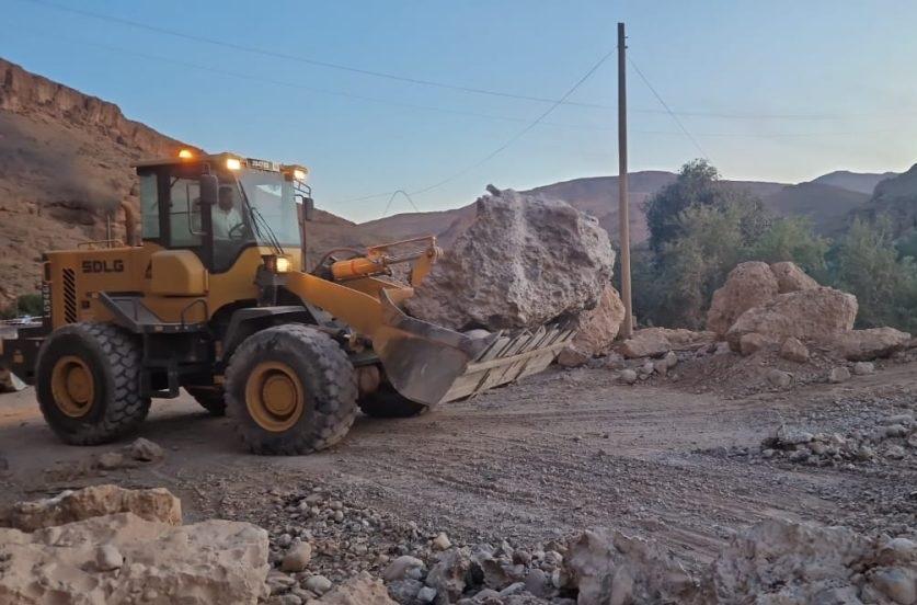 زلزال الحوز: الطريق الوطنية رقم 7 بين تحناوت وتارودانت مقطوعة في وجه العربات الثقيلة والشاحنات عند النقطة الكيلومترية رقم 284 زلزال الحوز: الطريق الوطنية رقم 7 بين تحناوت وتارودانت مقطوعة في وجه العربات الثقيلة والشاحنات عند النقطة الكيلومترية رقم 284