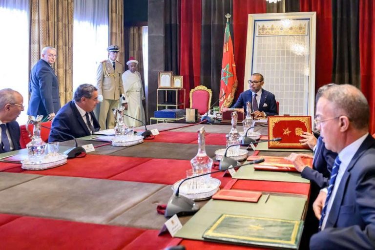 العاهل المغربي يأمر بمنح مساعدات عاجلة للأسر المتضررة من الزلزال والتكفل بالأطفال اليتامى