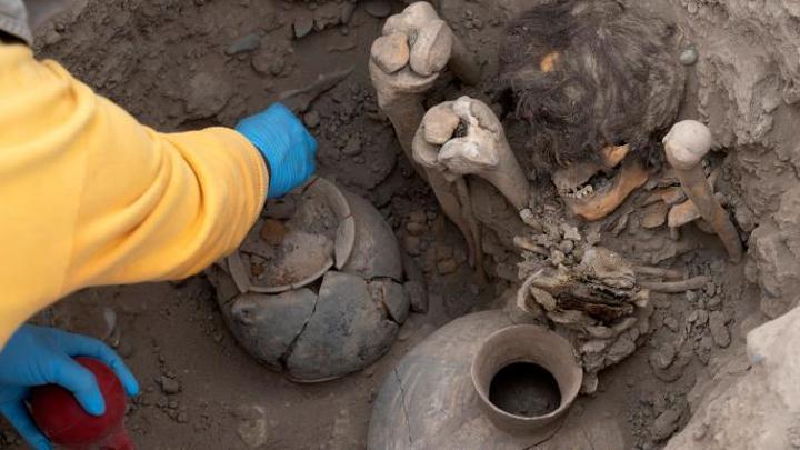 اكتشاف 8 مومياوات وأشياء تعود إلى عصر ما قبل الإنكا في البيرو
