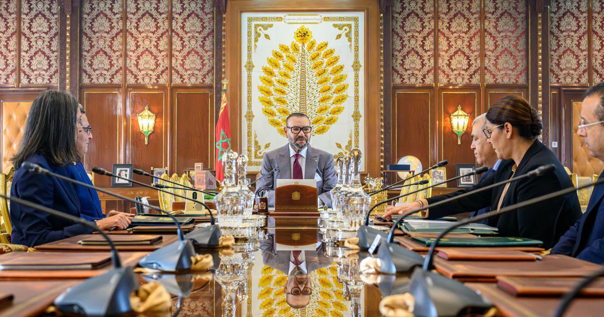 الملك يترأس جلسة عمل تهم البرنامج الجديد للمساعدة في مجال السكن الملك يترأس جلسة عمل تهم البرنامج الجديد للمساعدة في مجال السكن