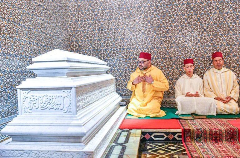 الملك محمد السادس يترأس بالرباط حفلا دينيا بمناسبة الذكرى الـ 25 لوفاة الملك الحسن الثاني