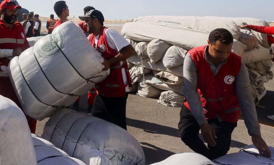 المغرب يرسل طائرتين محملتين بالمساعدات الإنسانية للفلسطينيين المغرب يرسل طائرتين محملتين بالمساعدات الإنسانية للفلسطينيين