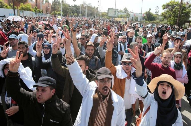 احتجاج للمعلمين رفضا لقانون “يستثنيهم من تحفيزات”