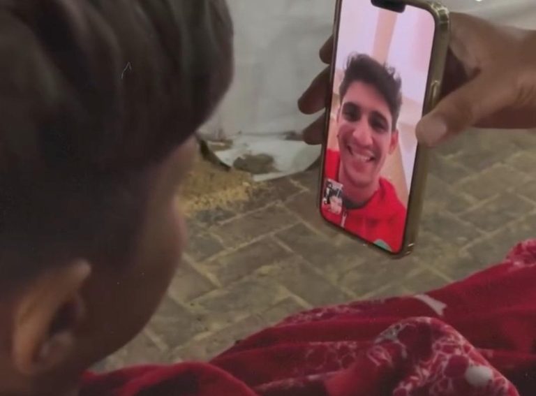 بونو يحقق حلم طفل فلسطيني بترت قدمه بسبب غارة إسرائيلية