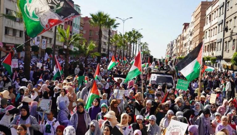 عشرات آلاف المغاربة يتضامنون مع الشعب الفلسطيني في مسيرتين بالبيضاء وطنجة