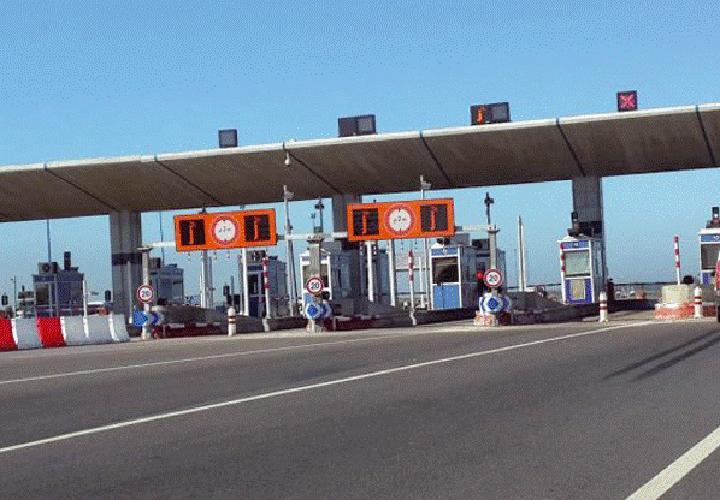 هبوب رياح قوية..وزارة التجهيز والماء تدعو مستعملي الطريق إلى توخي الحيطة والحذر