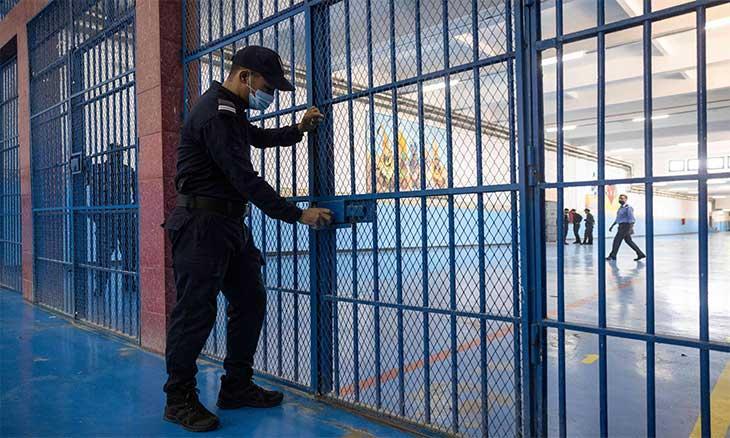 سجون المغرب تشكو اكتظاظاً غير مسبوق… وناشط حقوقي: يجب تسريع إجراءات الاعتقال الاحتياطي والعقوبات البديلة سجون المغرب تشكو اكتظاظاً غير مسبوق… وناشط حقوقي: يجب تسريع إجراءات الاعتقال الاحتياطي والعقوبات البديلة