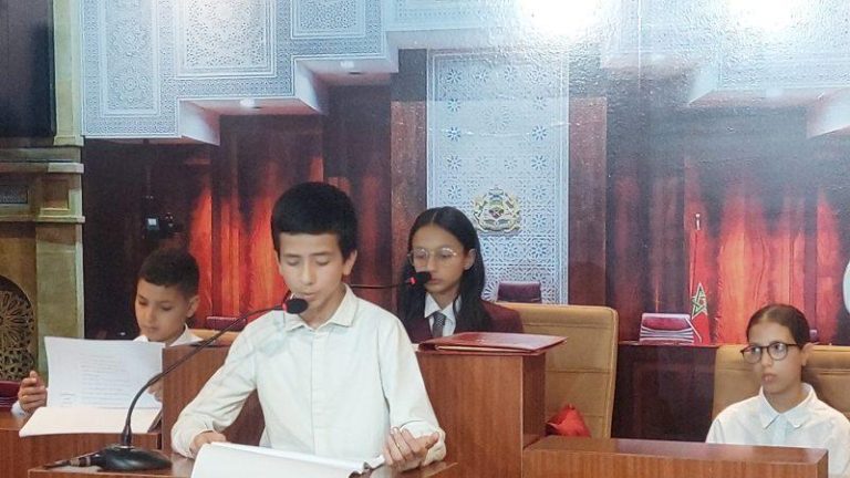تلاميذ يتقمصون شخصيات البرلماني والوزير في جلسة محاكاة بالمعرض الدولي للكتاب (+فيديو)