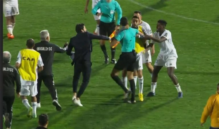 الكاف يفتح تحقيقا في أحداث مباراة نهضة بركان والزمالك المصري