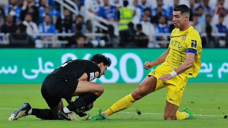 ياسين بونو يفوز بجائزة أفضل لاعب في نهائي كأس الملك