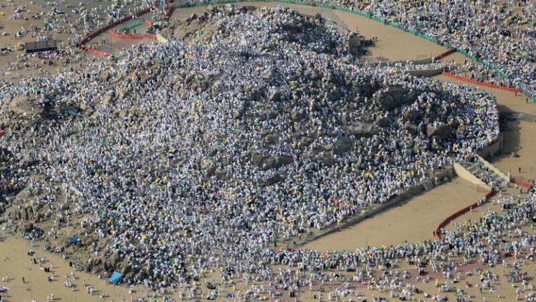 أكثر من مليوني حاج يقفون بعرفة لأداء ركن الحج الأعظم
