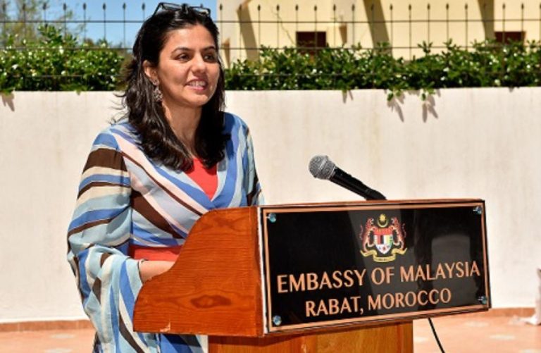توشيح سفيرة ماليزيا السابقة بالمغرب بالوسام العلوي من درجة الحمالة الكبرى
