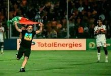 بركان: تغريم مشجع اقتحم مباراة بركان والزمالك رافعا العلم الفلسطيني بركان: تغريم مشجع اقتحم مباراة بركان والزمالك رافعا العلم الفلسطيني