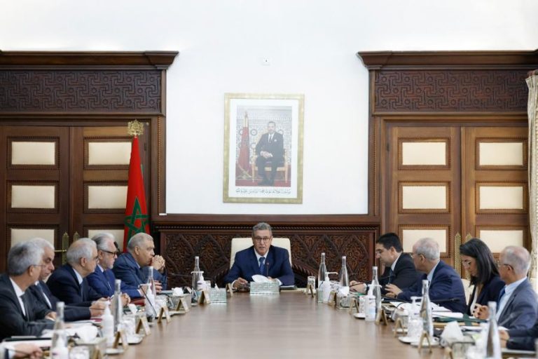 الحكومة تعلن إقرار زيادة 1000 درهم بأجور الممرضين وتقنيي الصحة المشتركة بين الوزارات