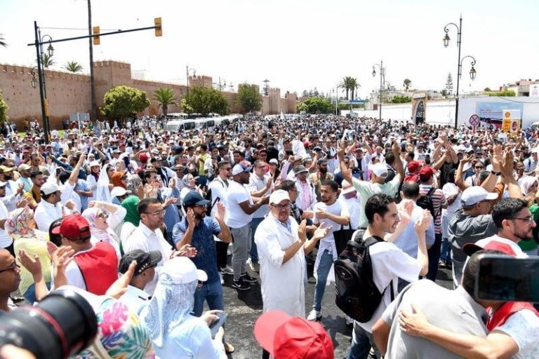 بعد منع مسيرتهم بالقوة.. مهنيو الصحة يعلنون عن إضراب لأسبوعين