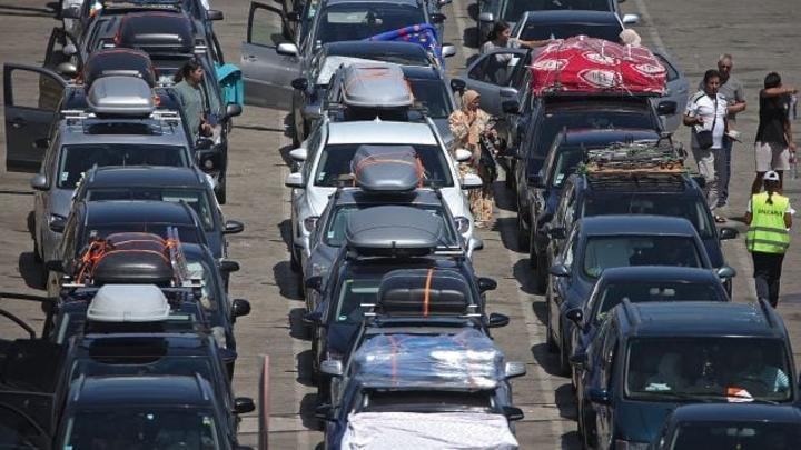 بعد طوابير انتظار وصلت لـ 10 ساعات.. مليلية تطالب المغرب بتسريع عملية العبور عبر حدودها
