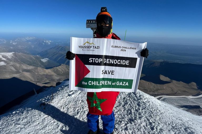 طفل مغربي في سن الـ13 يتسلق قمة جبل إلبروز في روسيا