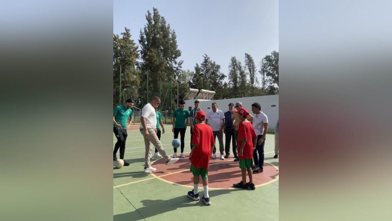 القنيطرة: مؤسسة الحسن الثاني للمغاربة المقيمين بالخارج تنظم لقاء للأطفال مع أسود الفوتسال