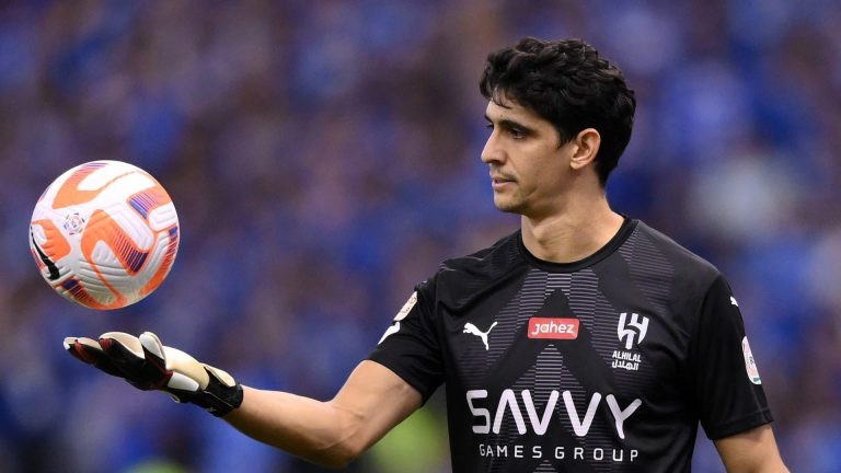 الحارس المغربي ياسين بونو يقود فريقه الهلال لنهائي كأس السوبر السعودية