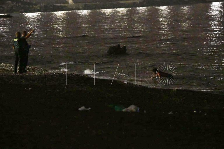 مئات الأشخاص يستغلون الضباب الكثيف ويحاولون العبور من المغرب إلى سبتة سباحة
