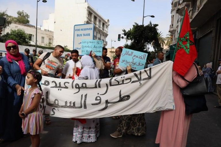 مغاربة يحتجون أمام القنصلية الإسبانية في البيضاء ضد احتكار السماسرة لمواعيد الفيزا