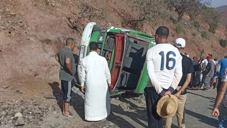 مصرع شخص وإصابة 8 آخرين في حادث انقلاب سيارة ضواحي دمنات
