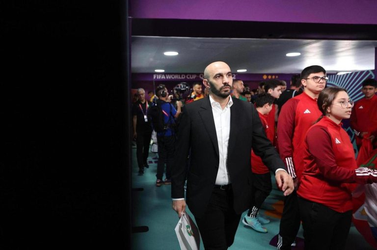 الركراكي يستعين بخدمات سايس لحل أزمة دفاع منتخب المغرب