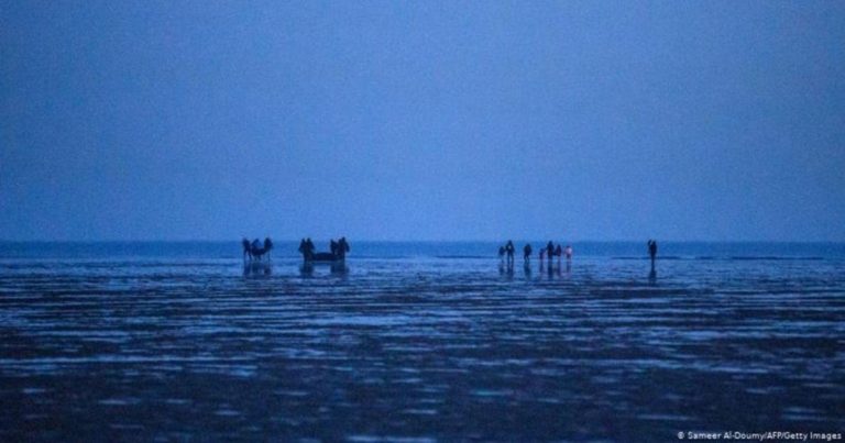 قاصرون بالمغرب يُلقون بأنفسهم في البحر أملا بغد أفضل
