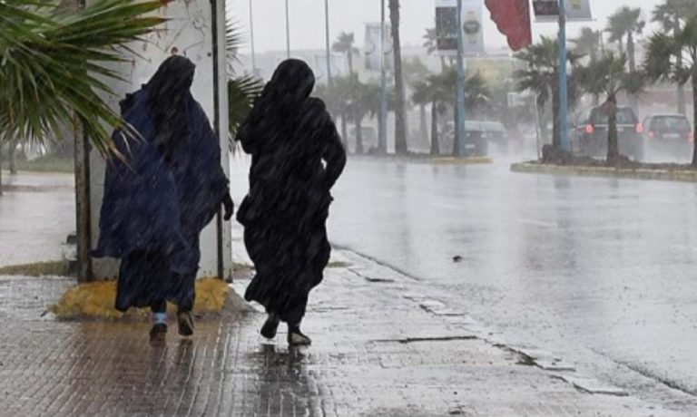 زخات رعدية مصحوبة بحبات بر د وبهبات رياح مرتقبة اليوم الخميس بعدد من مناطق المملكة