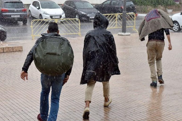 زخات رعدية مصحوبة بحبات البر د وبهبات رياح مرتقبة اليوم الاثنين بعدد من أقاليم المملكة