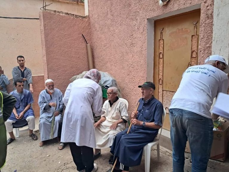 طاطا: فرق طبية تفحص مصابين بأمراض جلدية بعد الفيضانات الأخيرة