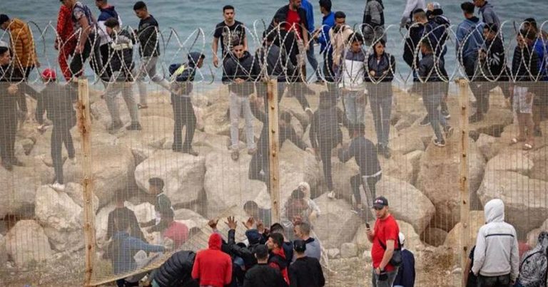 ابتدائية تطوان تصدر أحكامًا بحق 50 شخصًا شاركوا في الهجرة الجماعية نحو سبتة