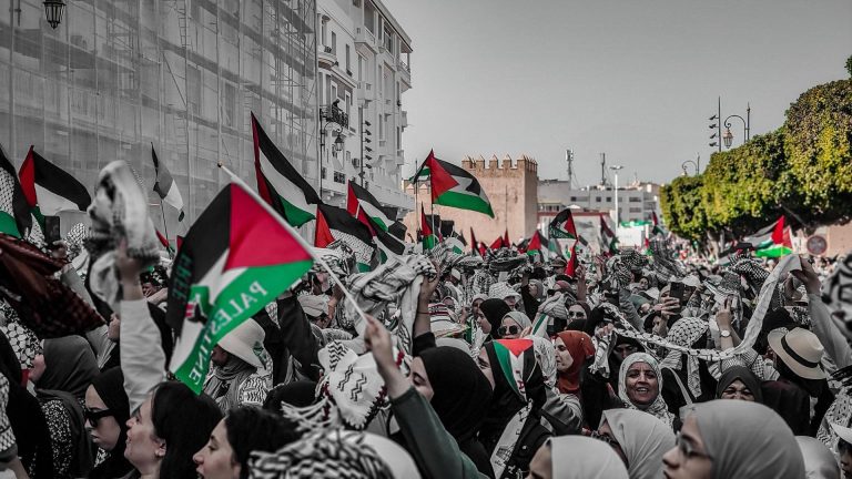 آلاف المغاربة يشاركون في مسيرة حاشدة بالرباط في الذكرى الأولى لطوفان الأقصى