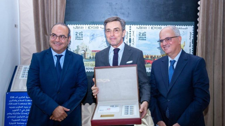 المغرب والبرتغال يصدران طابعين بريديين احتفاء بالعلاقات التاريخية