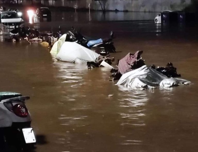 أمطار قوية تغرق شوارع مراكش