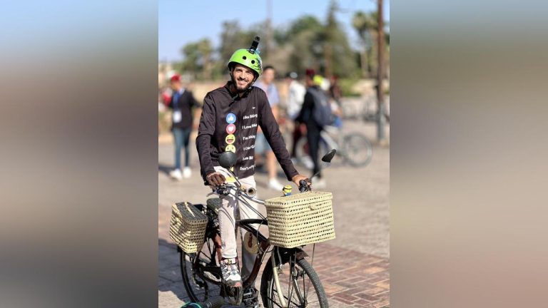 على متن الدراجة.. خالد العبوبي يساهم في إحياء تاريخ مراكش