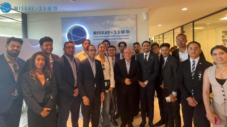 الفرقة الوطنية تستمع لشباب زاروا إسرائيل