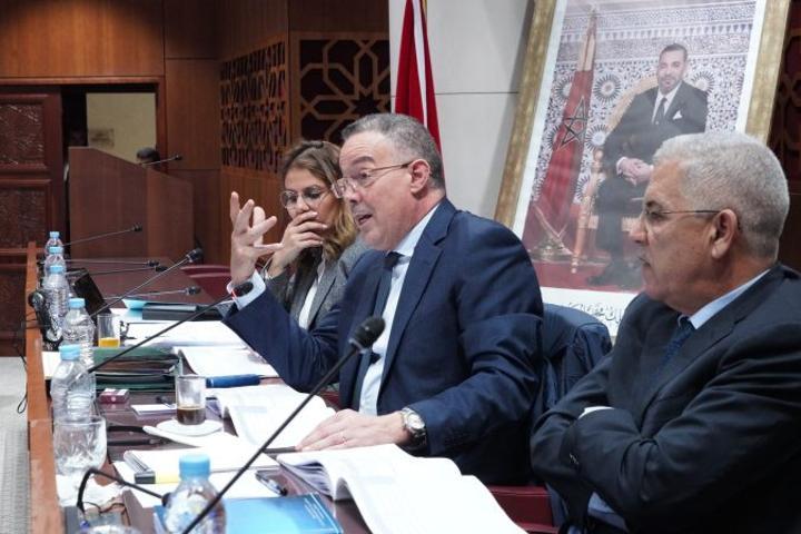 الحكومة ترفض رفع الضريبة على شركات المحروقات والاتصالات وتتمسك باستفادتها من الإعفاءات
