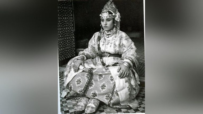 المُنصُورية..حين تتحول الأزياء إلى رسالة سياسية