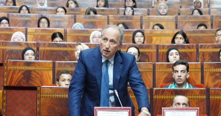 تصوير أساتذة لتلاميذ داخل الأقسام يجر وزير التعليم إلى المساءلة