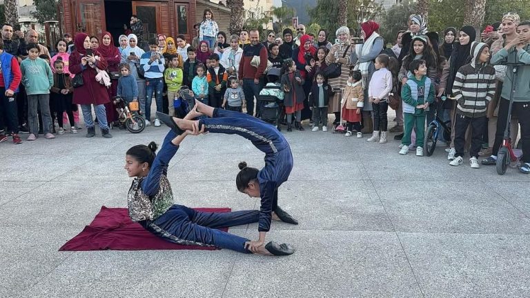 شغف الأكروبات بين أسطح المنازل وشوارع المغرب.. قصة الشقيقتين أسماء وسارة عبوشي