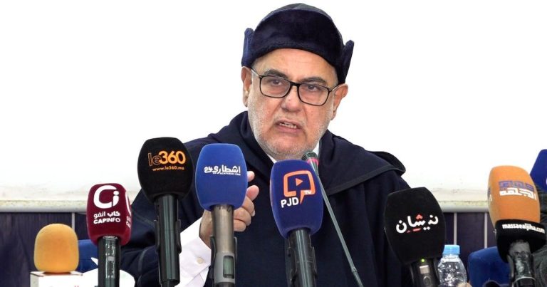 بنكيران يطالب أخنوش بالاستقالة بسبب «تضارب المصالح» في مشروع تحلية مياه الدار البيضاء