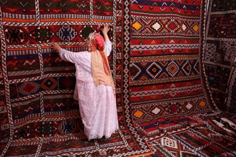 تازناخت: نسج الزرابي.. حرفة تقليدية مهددة بالاندثار