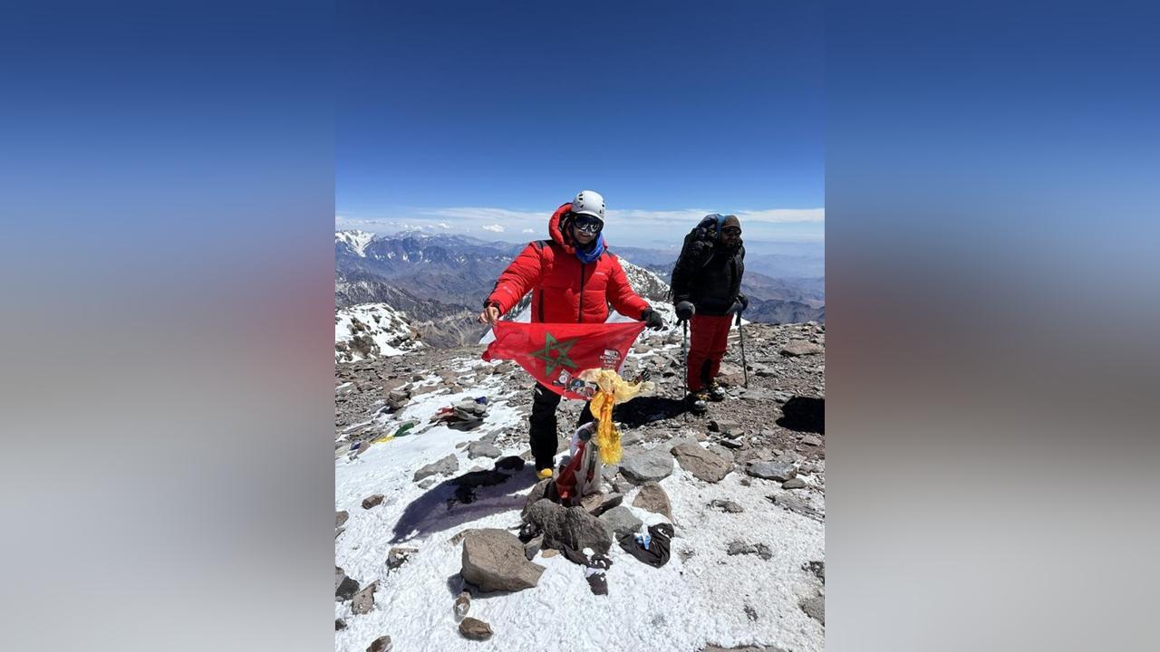 المغربي محمد لواء الدين يرفع العلم المغربي في أعلى قمة بأمريكا المغربي محمد لواء الدين يرفع العلم المغربي في أعلى قمة بأمريكا