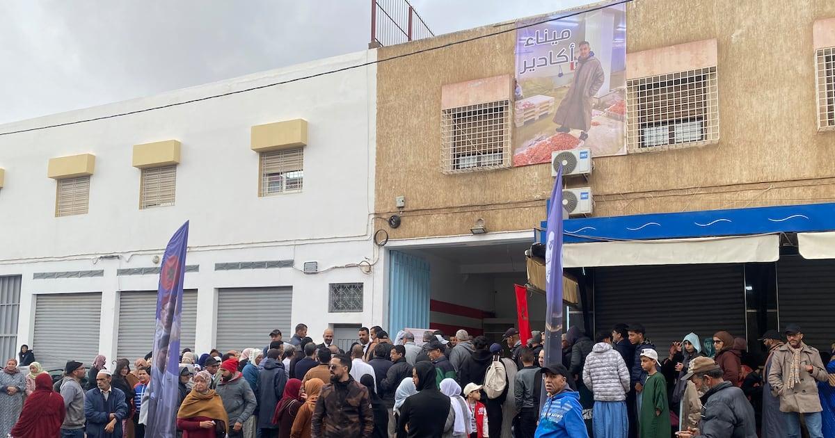 ربورتاج: عبد الإله مول الحوت يفتتح محله الجديد بأكادير وسط تباين في الأسعار ربورتاج: عبد الإله مول الحوت يفتتح محله الجديد بأكادير وسط تباين في الأسعار