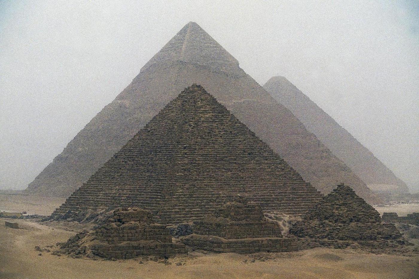 أعمدة سرية أسفل الأهرامات.. أعمدة سرية أسفل الأهرامات..