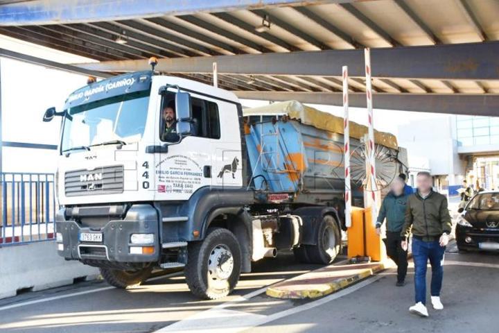 دخول أول شاحنة محملة بـ دخول أول شاحنة محملة بـ
