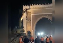 هدم القوس عند المدخل الشمالي لمدينة الداخلة هدم القوس عند المدخل الشمالي لمدينة الداخلة